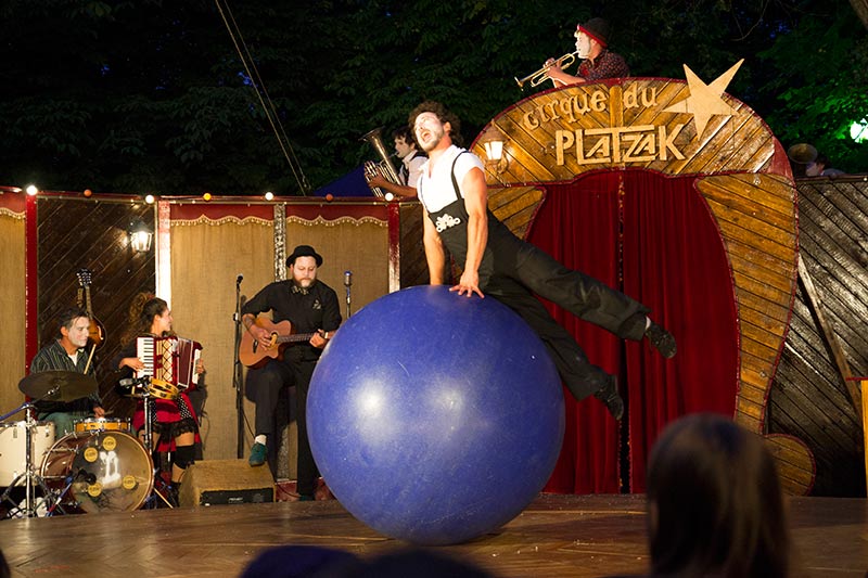 przedstawienie teatru ulicznego - sztuka Ulicy - Warszawa