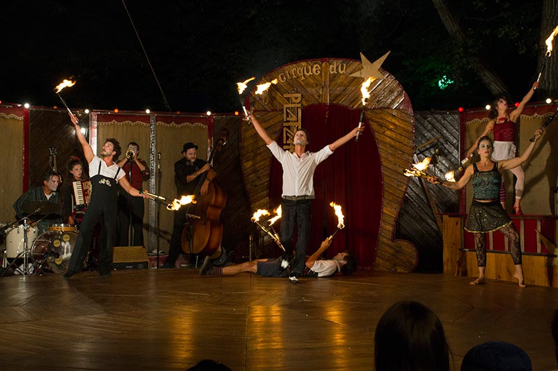 przedstawienie teatru ulicznego -sztuka Ulicy - Warszawa