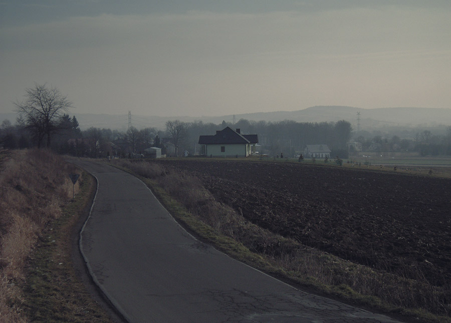 droga przez zamglony górski krajobraz