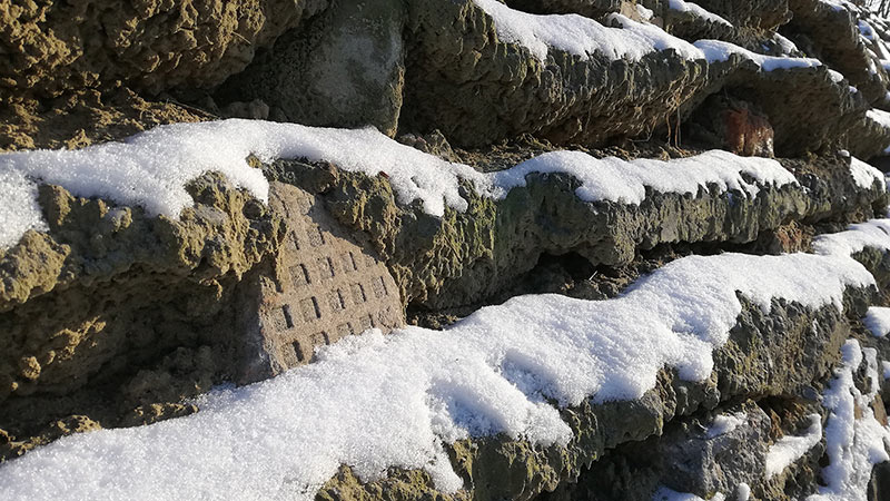 lapidarium warszawskie, gruzy powstańczej Warszawy uzyte przy romoncie kopca powstania warszawskiego