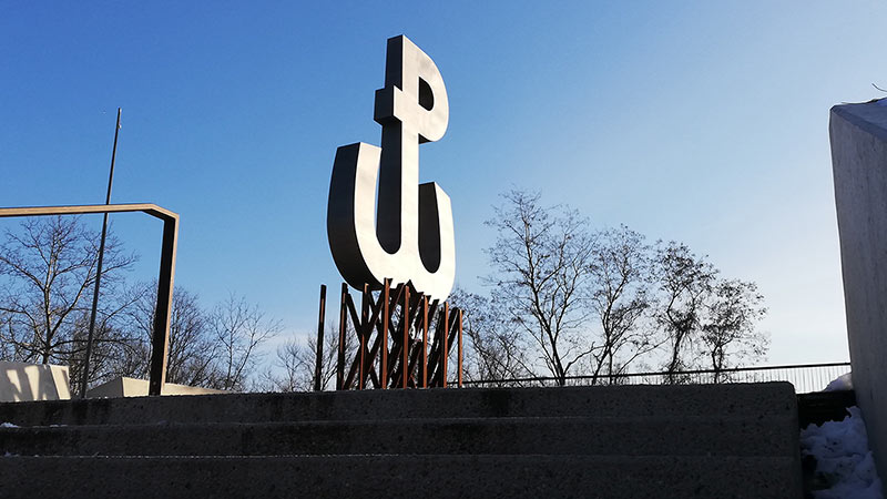znak Polski Walczącej w parku  im. Akcji Burza