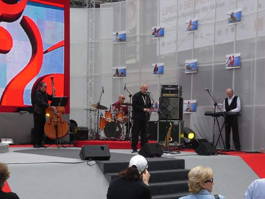 scena ustawiona na ulicy nowy Świat w Warszawie a na niej odbywa się koncert jazzowy