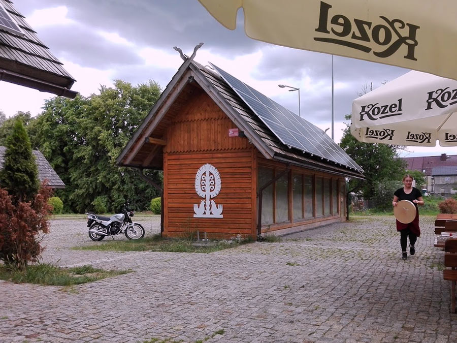 Myszyniec motocykl na parkingu przy restauracji