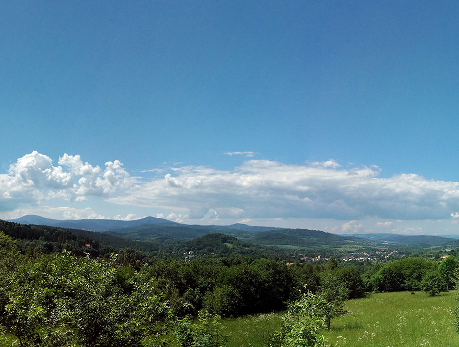 Panorama Lądka-Zdroju wśród gór.