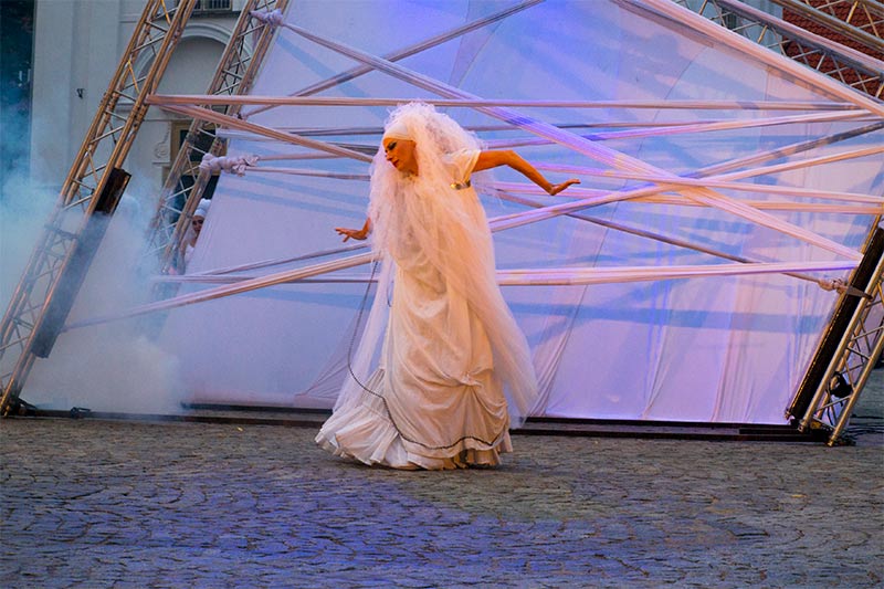 przedstawienie teatru ulicznego - sztuka Ulicy - Warszawa