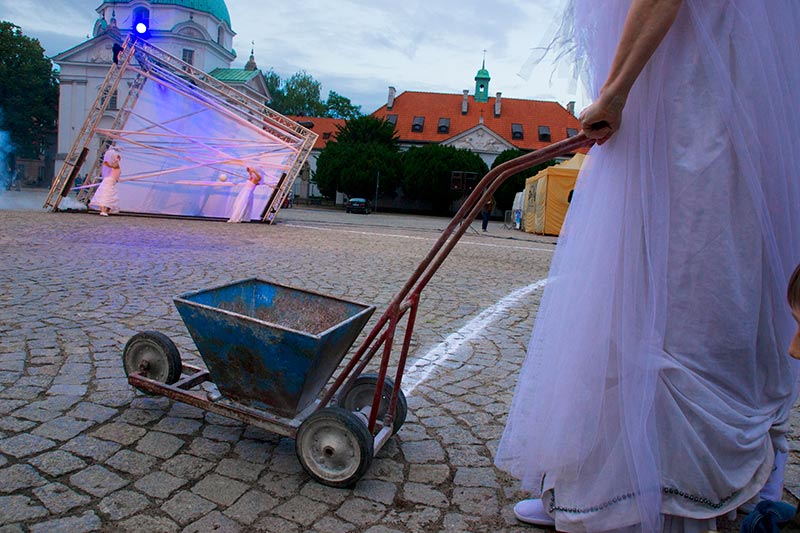 przedstawienie teatru ulicznego - sztuka Ulicy - Warszawa