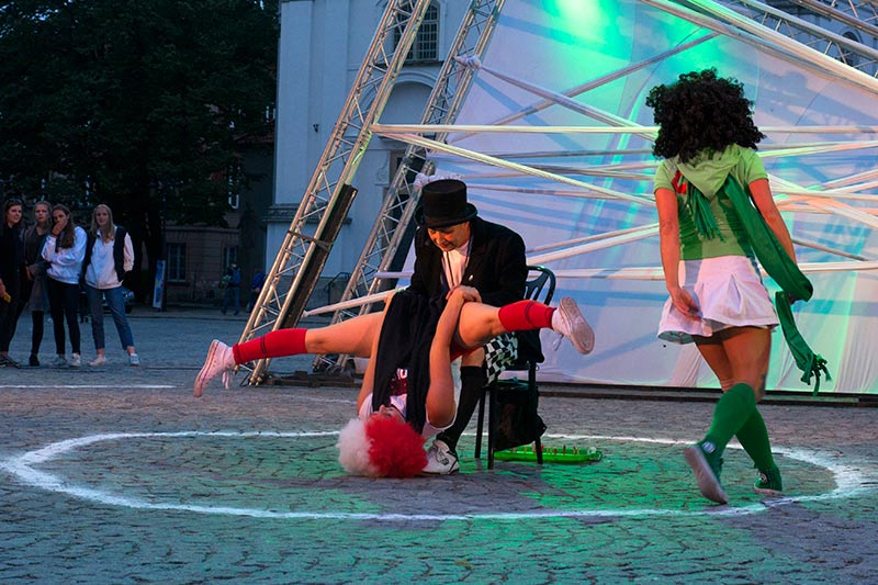 przedstawienie teatru ulicznego - sztuka Ulicy - Warszawa
