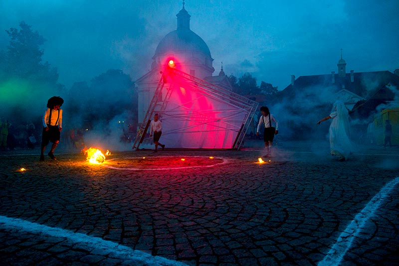 przedstawienie teatru ulicznego -sztuka Ulicy - Warszawa