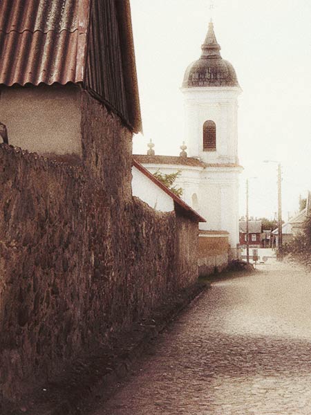 Uliczka w Tykocinie z widokiem na wieżę kościelną