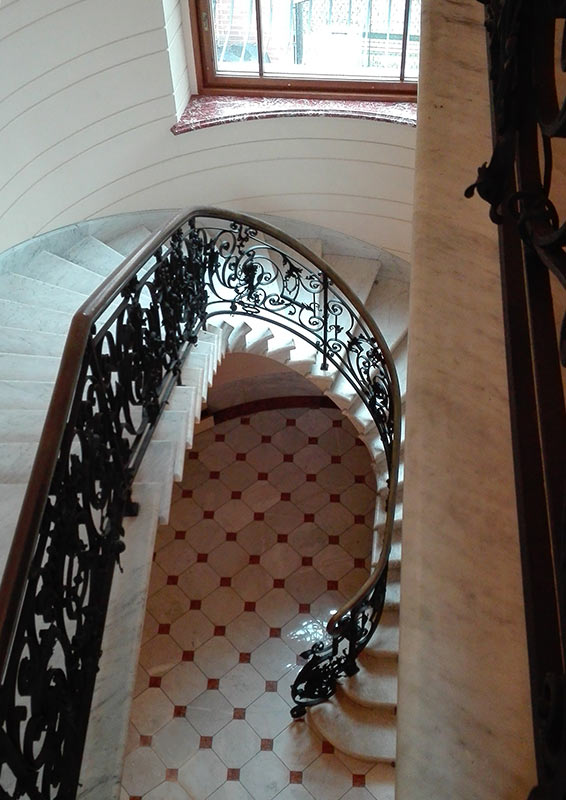 marmurowa klatka schodowa z kutą balustradą
