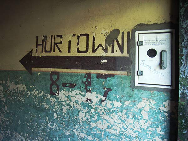 typografia stosowana napis Hurtownia lpodrapany
