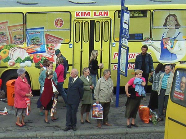 przystanek autobusowy z żółtym autobusem 