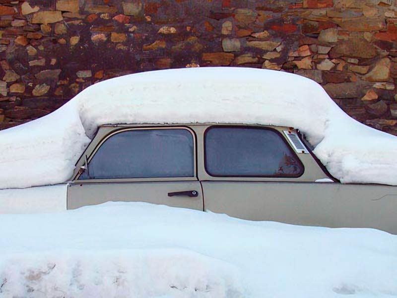 Samochód Trabant zasypany dużą warstwa śniegu Polna Czechy