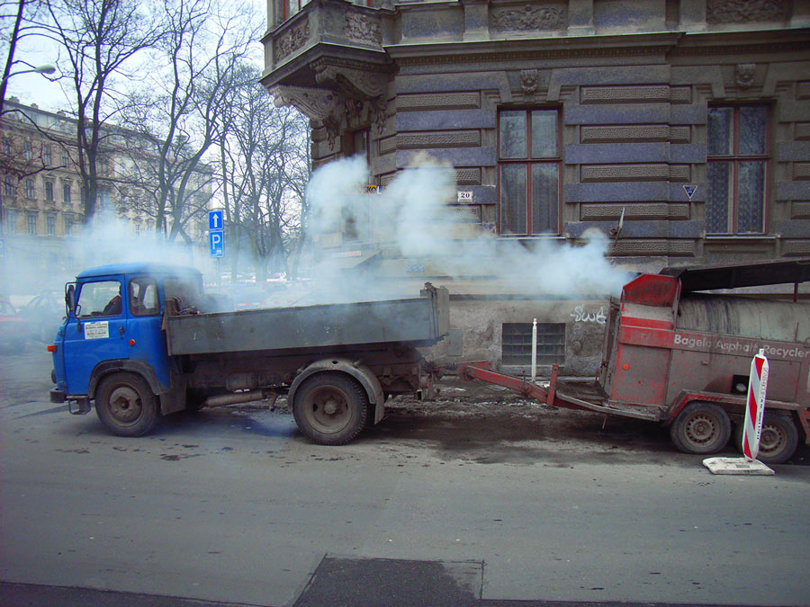 Roboty drogowe i dymiąca maszyna.