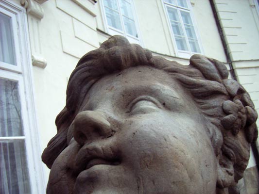 Blog Głowa rzeżby z aniołkiem spoglądającym ku gorze